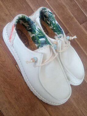 Hey Dude Wendy Cream Slip-On Shoes Size 8